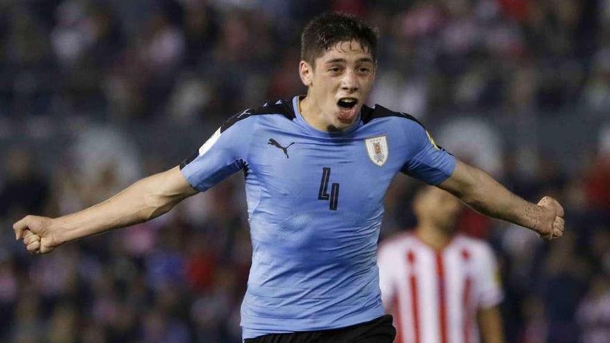 Fede Valverde celebra el gol en su debut con la selección absoluta de Uruguay en las eliminatorias para el Mundial ante Paraguay.