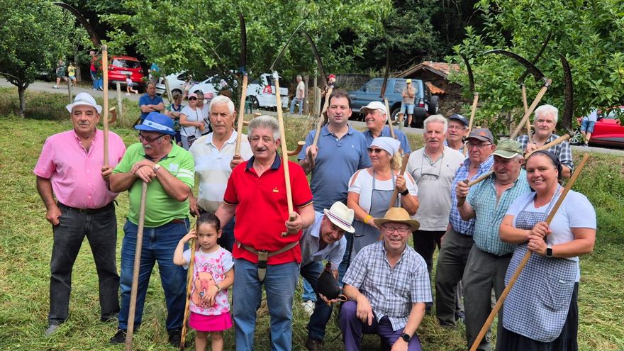 Los vecinos de la parroquia de Malleza (Salas) vuelven a sacar &quot;la gadaña&quot; para compartir una jornada de convivencia