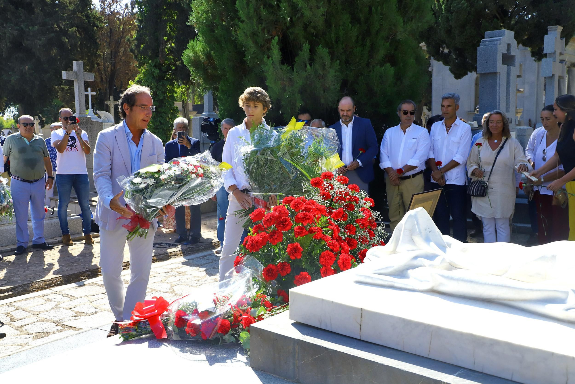 Ofrenda floral en el 75 aniversario de la muerte de Manolete