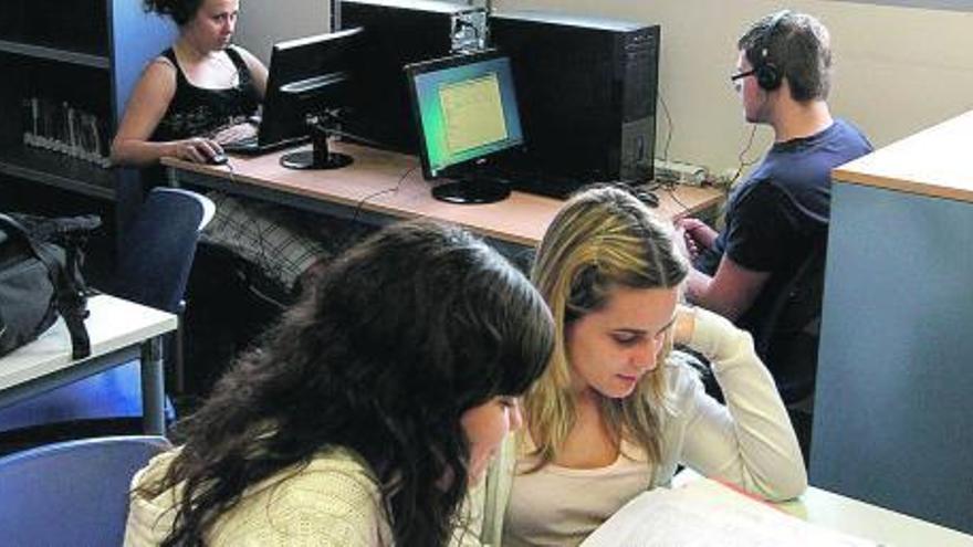 Los alumnos utilizan tanto la biblioteca como la fonoteca del centro.