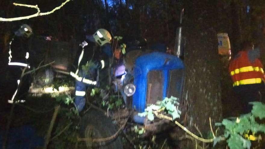 El tractor en el que viajaba el malogrado vecino de Alcobre se empotró contra un pino. // Bomberos Deza