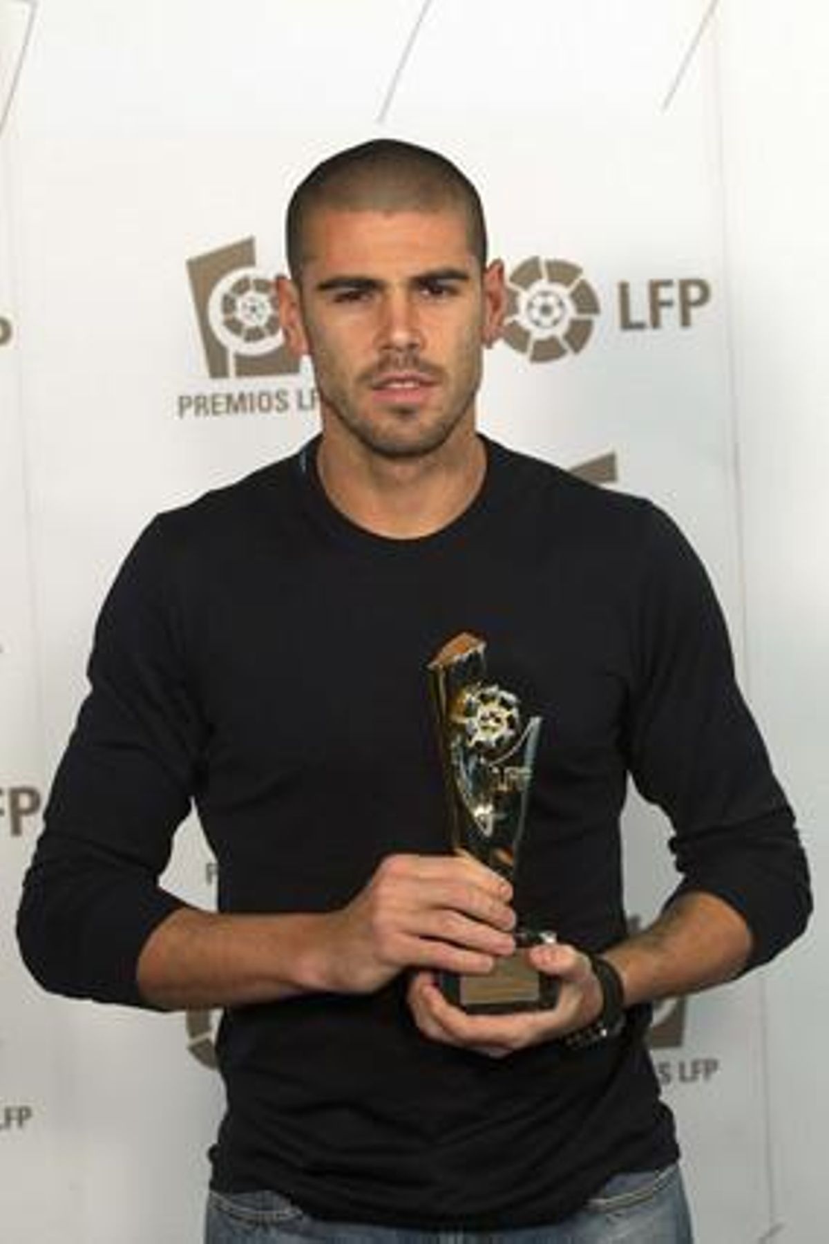 El porter del Barcelona Víctor Valdés, després de recollir el premi com a millor porter de Primera Divisió (Lliga BBVA).