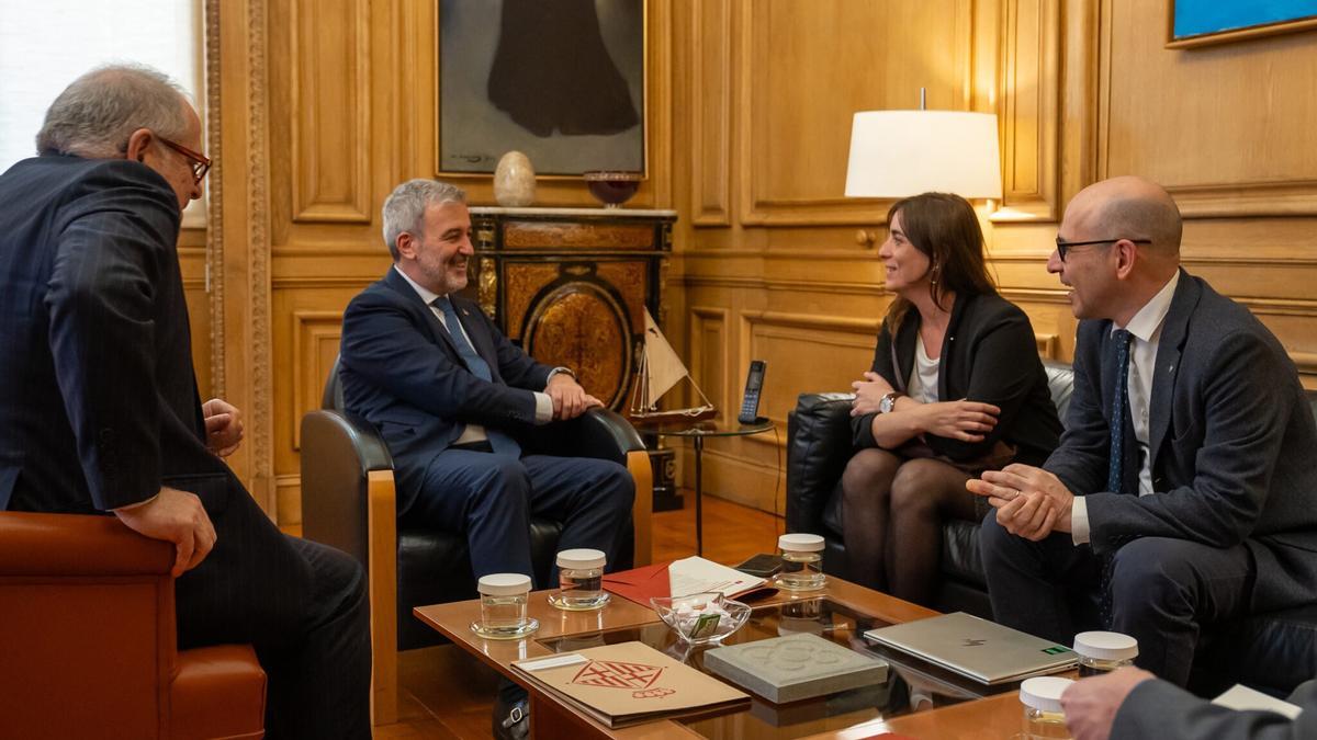 L'alcalde de Barcelona, Jaume Collboni, i la Consellera de Recerca i Universitats de la Generalitat, Núria Montserrat, en una trobada aquest dilluns en el consistori