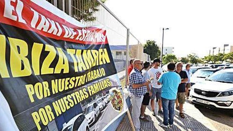 Manifestación de taxistas en Ibiza contra la competencia que ejercen las VTC, en una imagen de archivo.