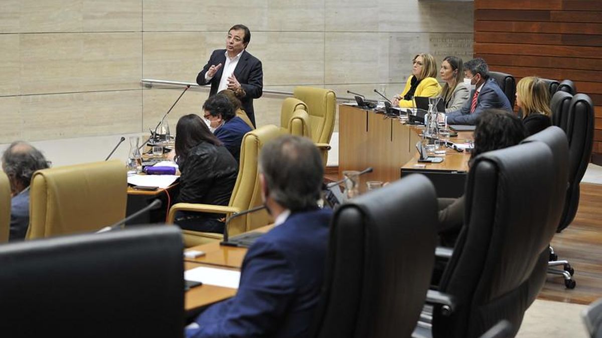 El presidente de la Junta, Guillermo Fernández Vara, durante su intervención en el pleno.