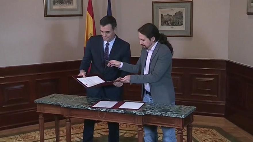 Sánchez e Iglesias firman un preacuerdo para un Gobierno de coalición