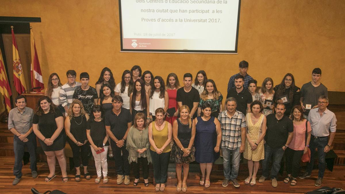 El homenaje del Ayuntamiento a los alumnos más brillantes de Rubí.