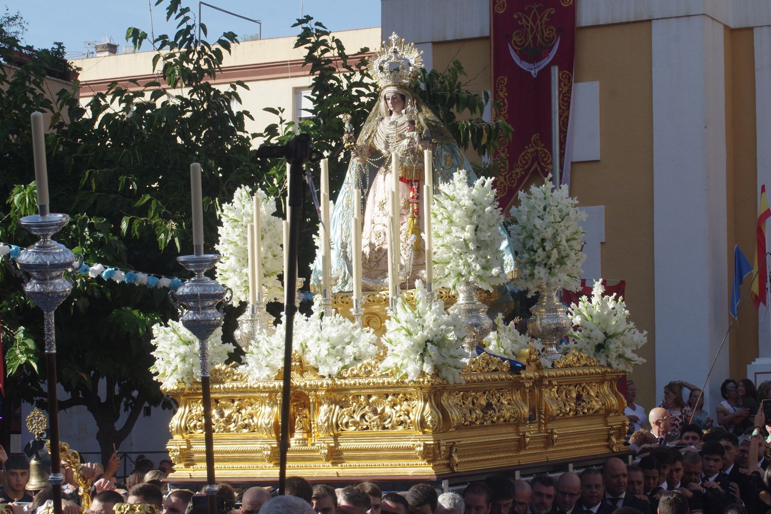 La Virgen del Rosario bendice las calles de El Palo en su procesión