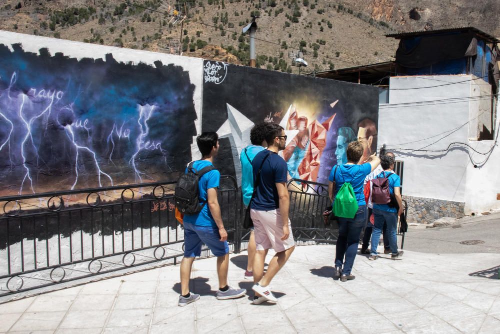 Más de doscientos murales en homenaje a Miguel Hernández engalanan el barrio de San Isidro de Orihuela