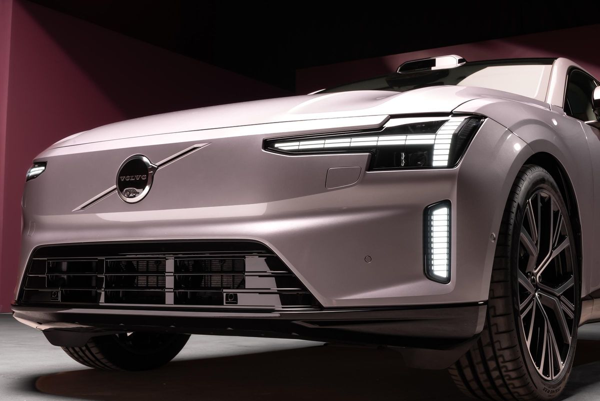 Front of the Volvo ES90