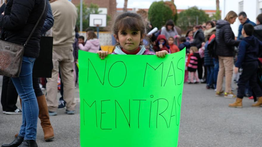El colegio Cervantes inicia las protestas para exigir una reforma que lleva año y medio de retraso