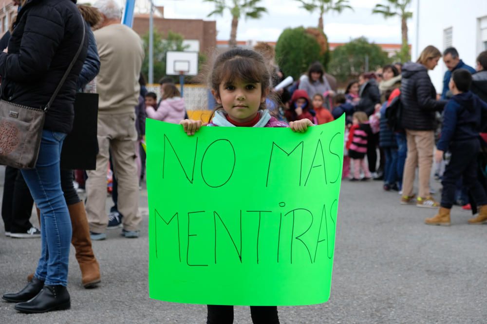 Protesta en el colegio Cervantes de Sax