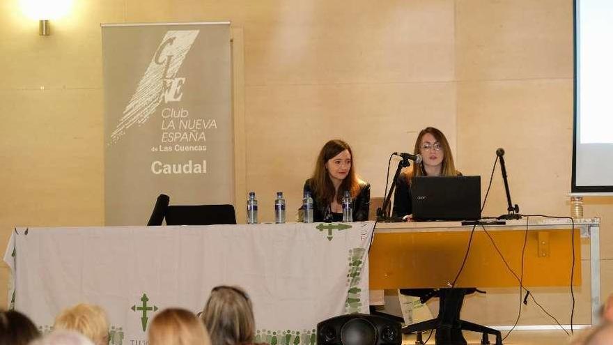 Amaya Mañueco (a la izquierda) y Begoña García, durante la charla.