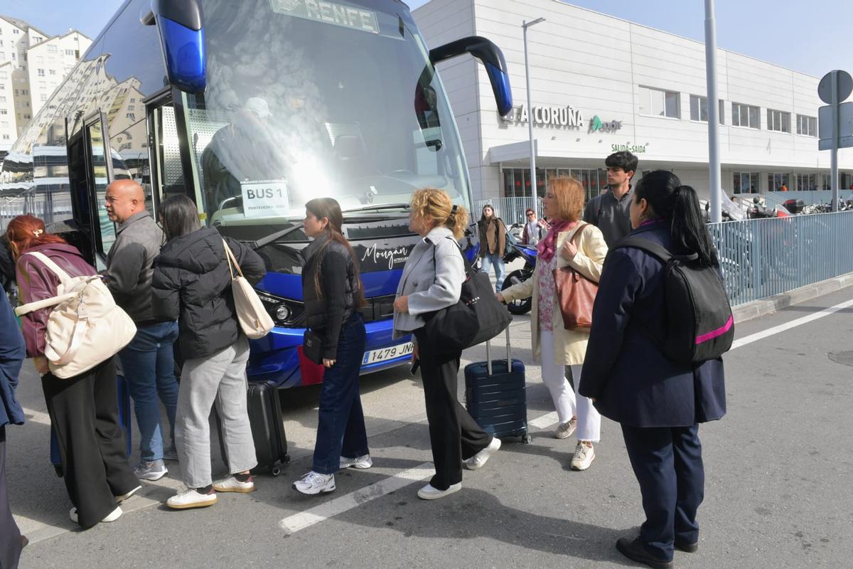 Afectados de la cancelacion de trenes suben a los autobuses alternativos