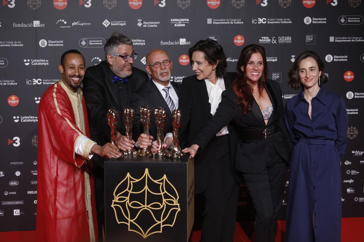 El equipo de la película Sis dies corrents posa con sus premios Gaudí.