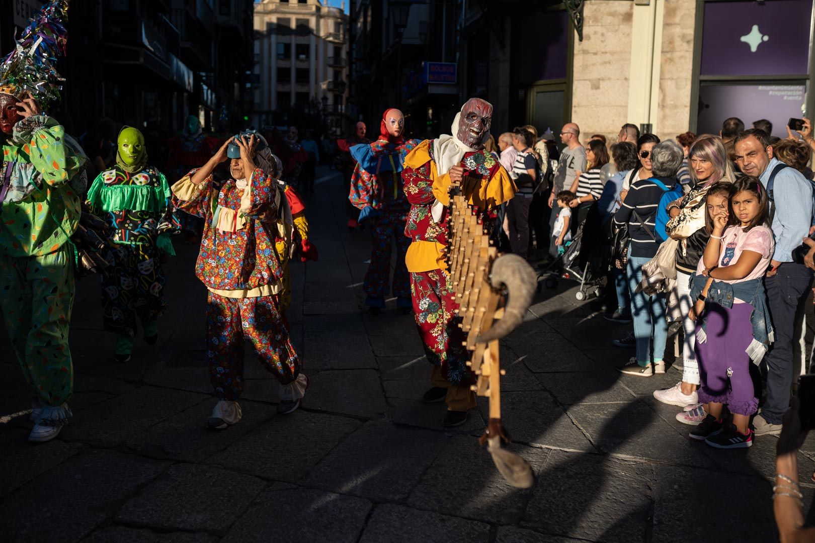 GALERÍA | Las mascaradas llenan de color y alegría el centro de Zamora