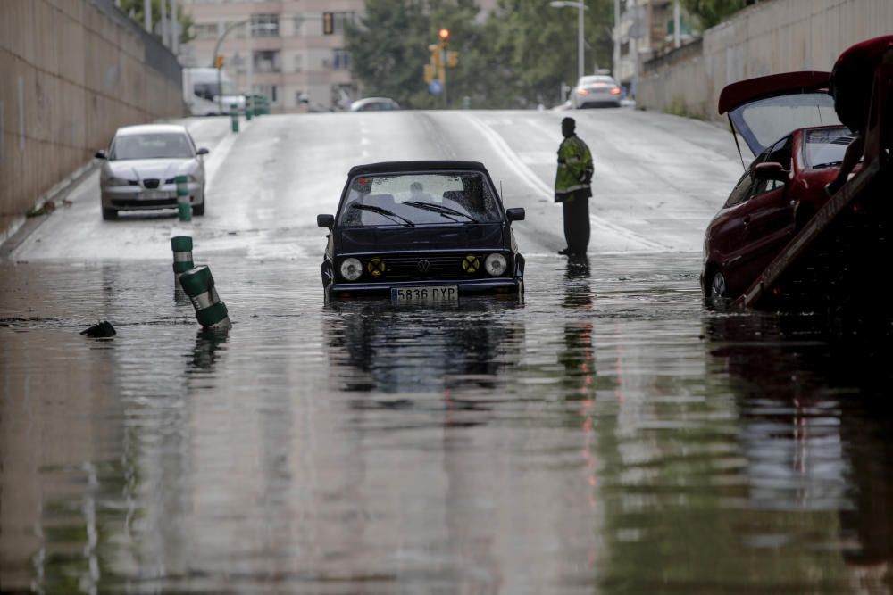 Kräftige Regenschauer behindern Straßenverkehr