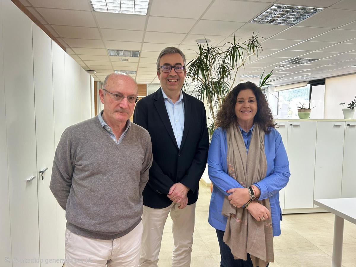De derecha a izquierda: Gema Mari, Silvio Sarralde y José Torres, tesorero del Ayuntamiento de Eivissa