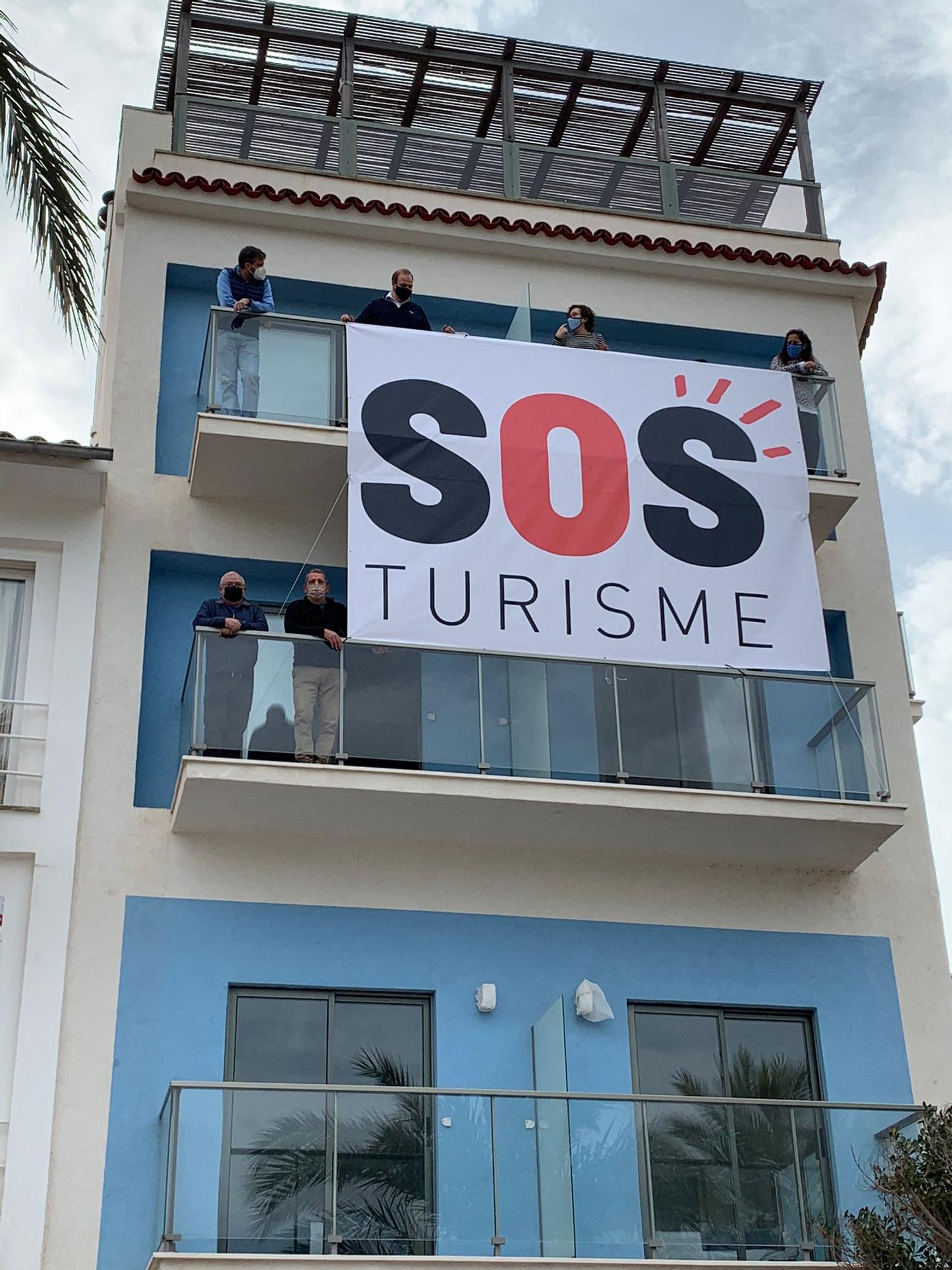 Arranca la campaña SOS Turismo: los hoteles y negocios turísticos de Mallorca ya lucen las pancartas con su lema