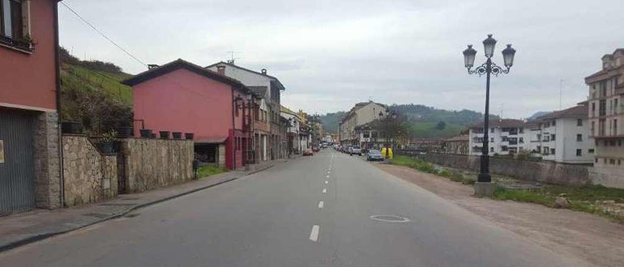 La zona de Cangas de Onís a urbanizar, tras las obras (sobre estas líneas) y en la actualidad.