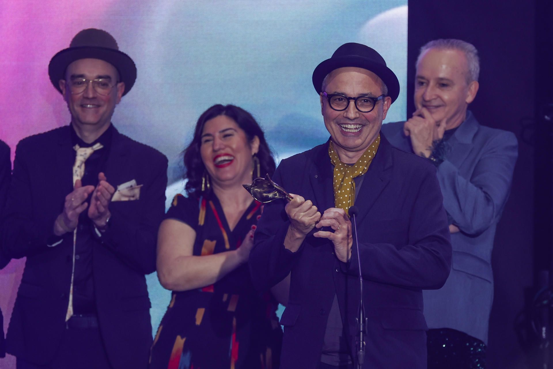 El director Pablo Berger junto al equipo de la pel�cula recibe el Feroz a mejor pel�cula de comedia por 'Robot Dreams'.jpg