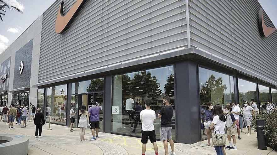 Largas colas de clientes en el Mallorca Fashion Outlet