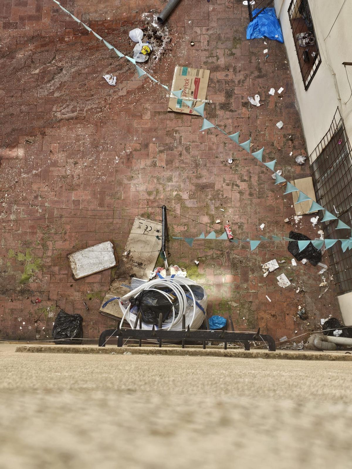 Les aigües fecals al pati interior.