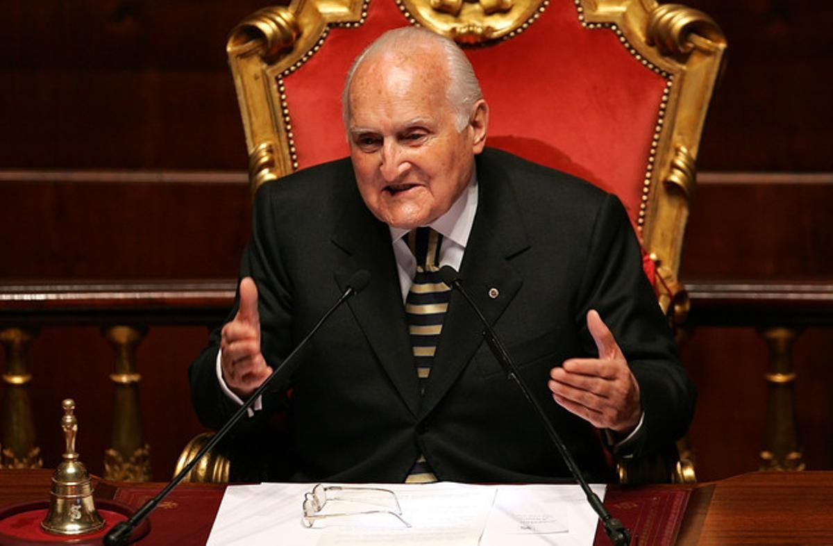 Oscar Luigi Scalfaro, durant una intervenció al Senat italià, l’abril del 2006. Oscar Luigi Scalfaro, durant una intervenció al Senat italià, l’abril del 2006.