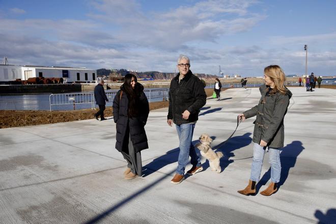 Gijón y el mar se abrazan en Naval Azul con un paseo que entusiasma a los viandantes: en imágenes