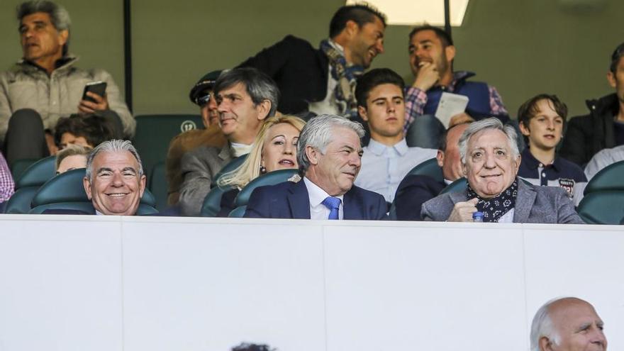 El nuevo consejero del Elche, José Luis Maruenda, en el palco junto a Alberola y Serrano