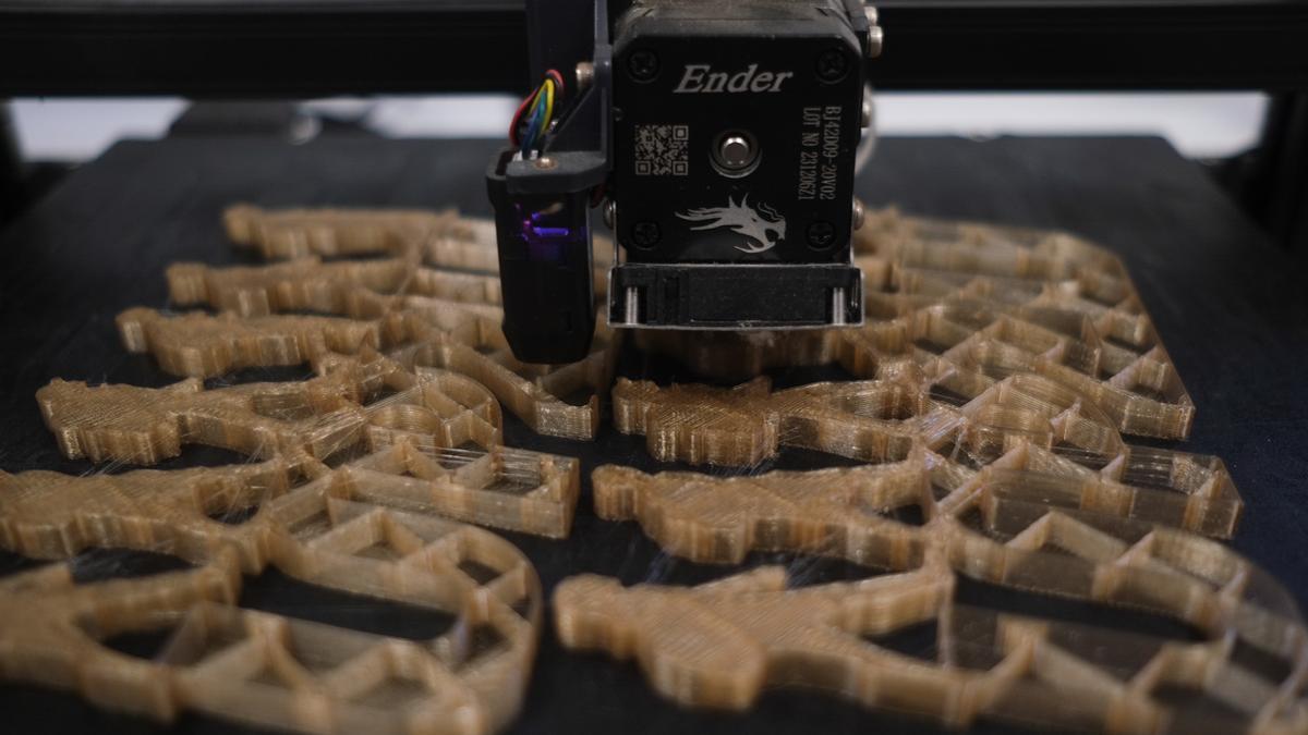 La impresora 3D elabora piezasde souvenir hechas con fibras de platanera.
