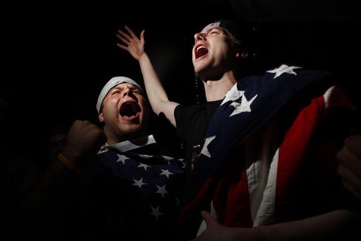 Bob Mika, a l’esquerra, i Liam Kolb celebren la mort d’Ussama bin Laden a la zona del World Trade Center a Nova York.