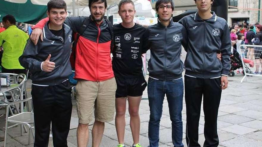 Formación del equipo del San Paio (arriba) y del Atletismo A Estrada (izquierda) en Padrón.