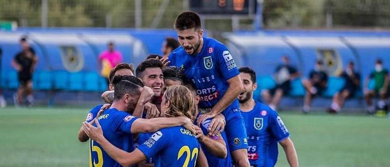 Jugadores del CE Andratx celebran un gol durante un partido