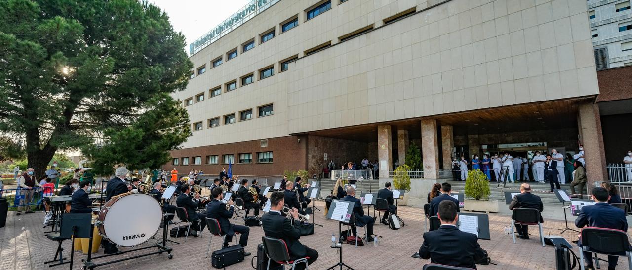 Concierto de la Banda Municipal de Música en el hospital universitario.