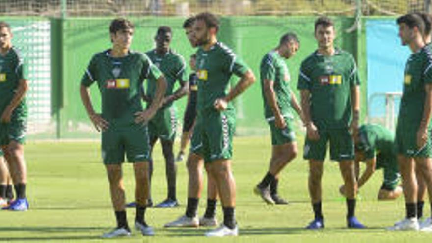 Los jugadores del Elche, durante un entrenamiento