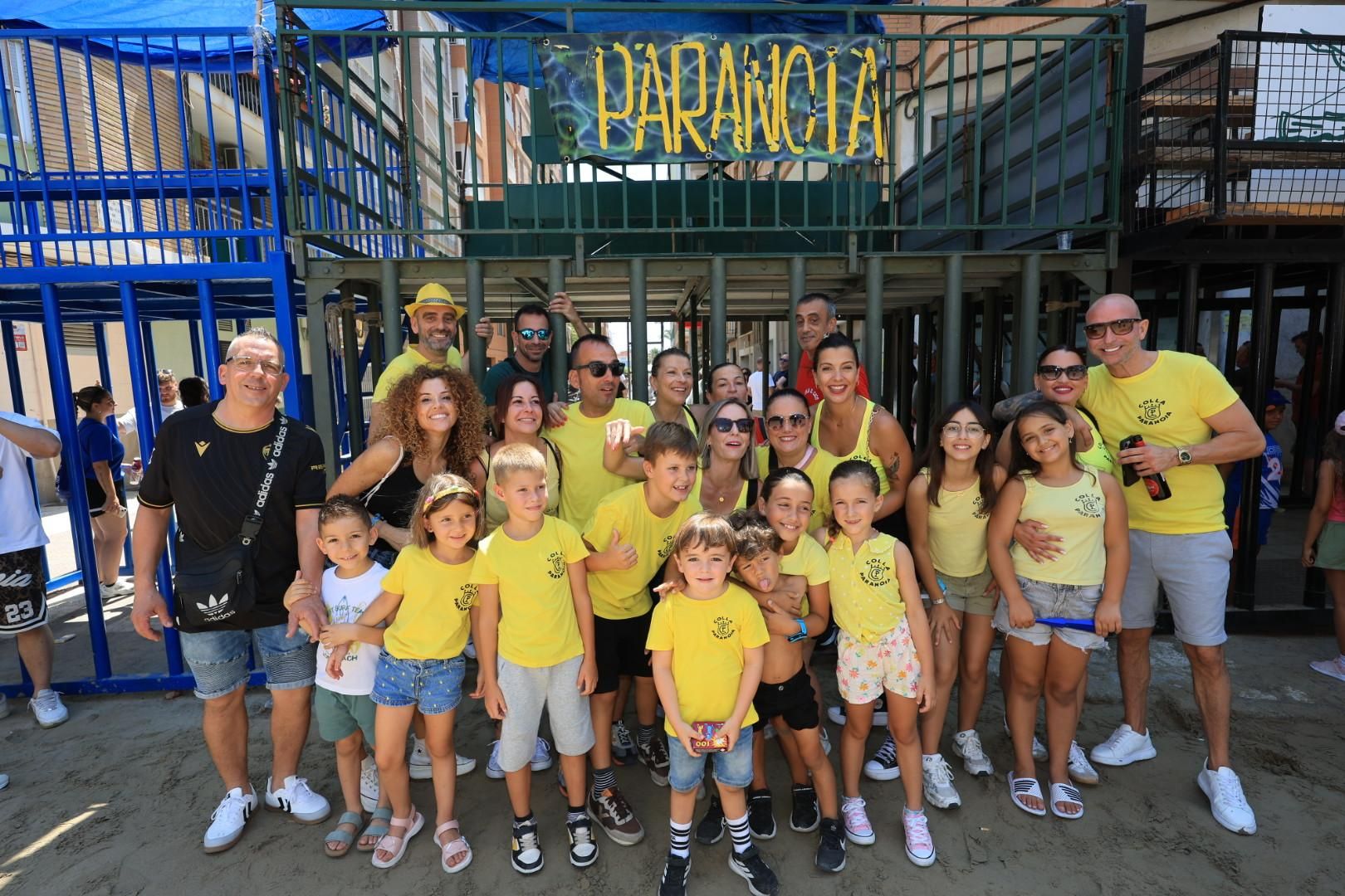 Las collas llenan de color las calles del Grau por Sant Pere