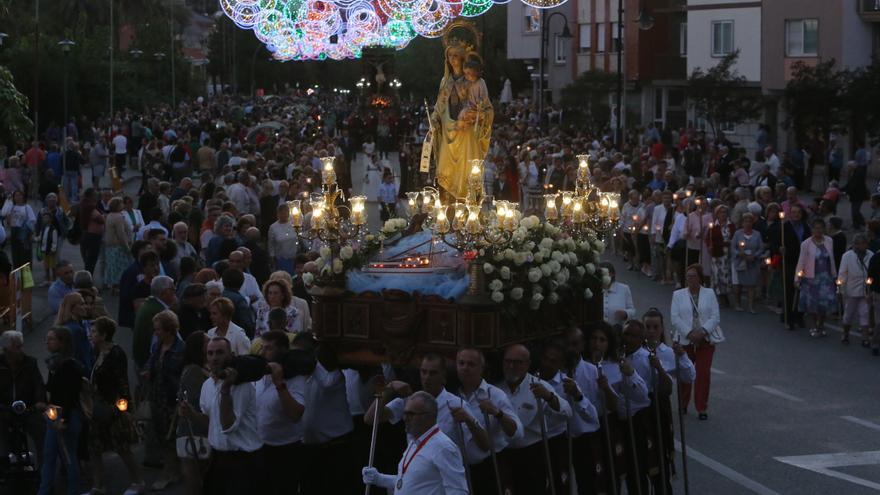 Una multitud de fieles en la Procesión del Cristo de Cangas