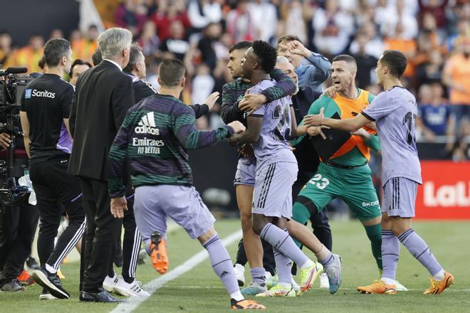 Los momentos de más tensión de Vinicius en Mestalla