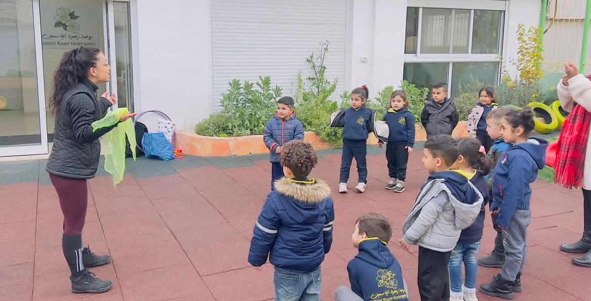 Carla Pla imparte clases a los pequeños del campamento.