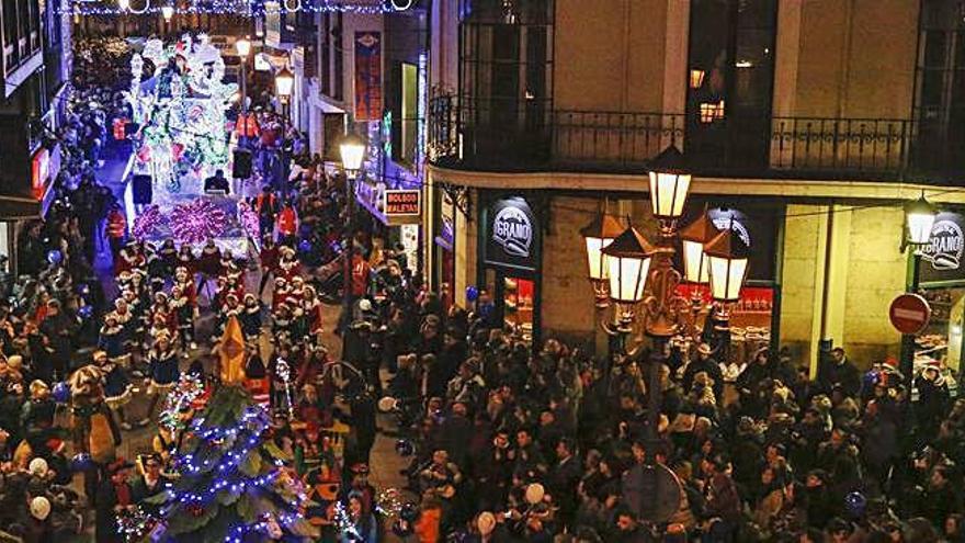 El cortejo de Papá Noel aborda la calle Renova para entrar en la Plaza Mayor.