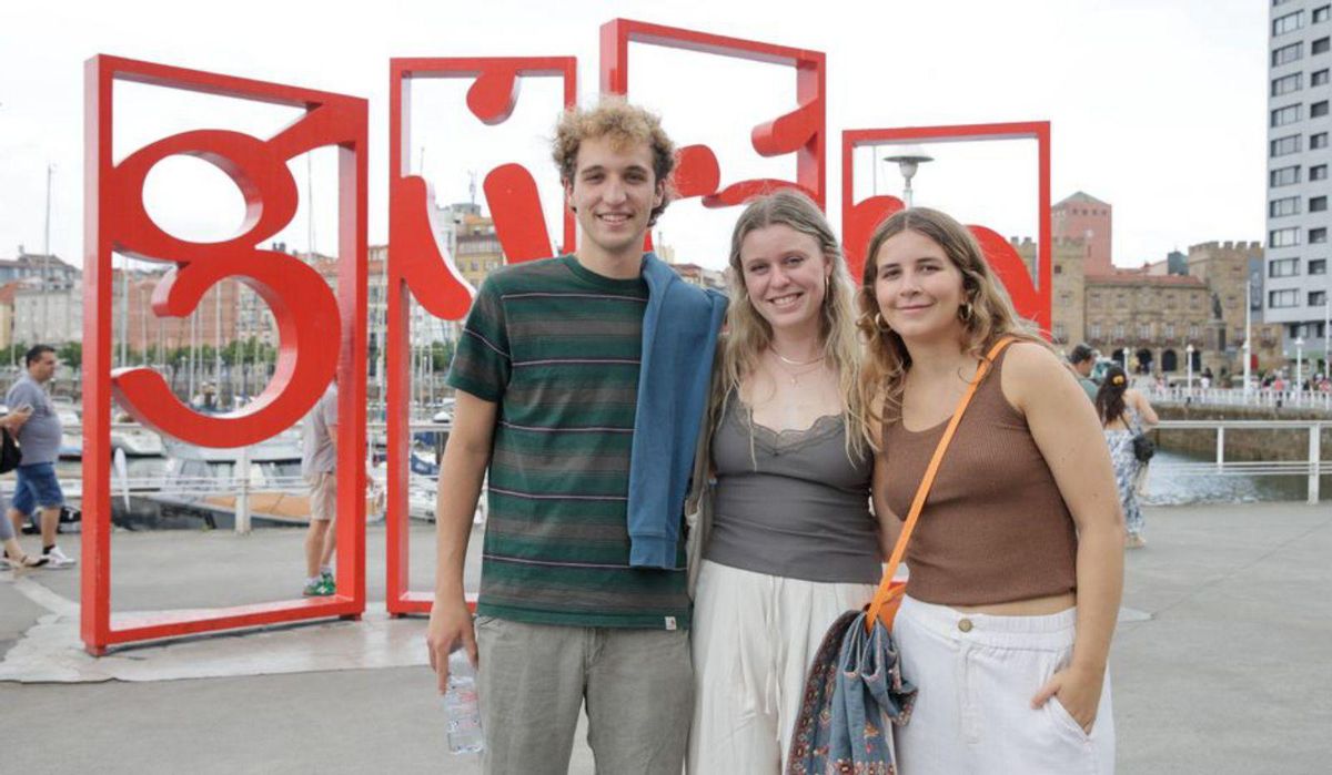 Juan Villamando, Alicia Díaz y Ana González, ante las «Letronas».