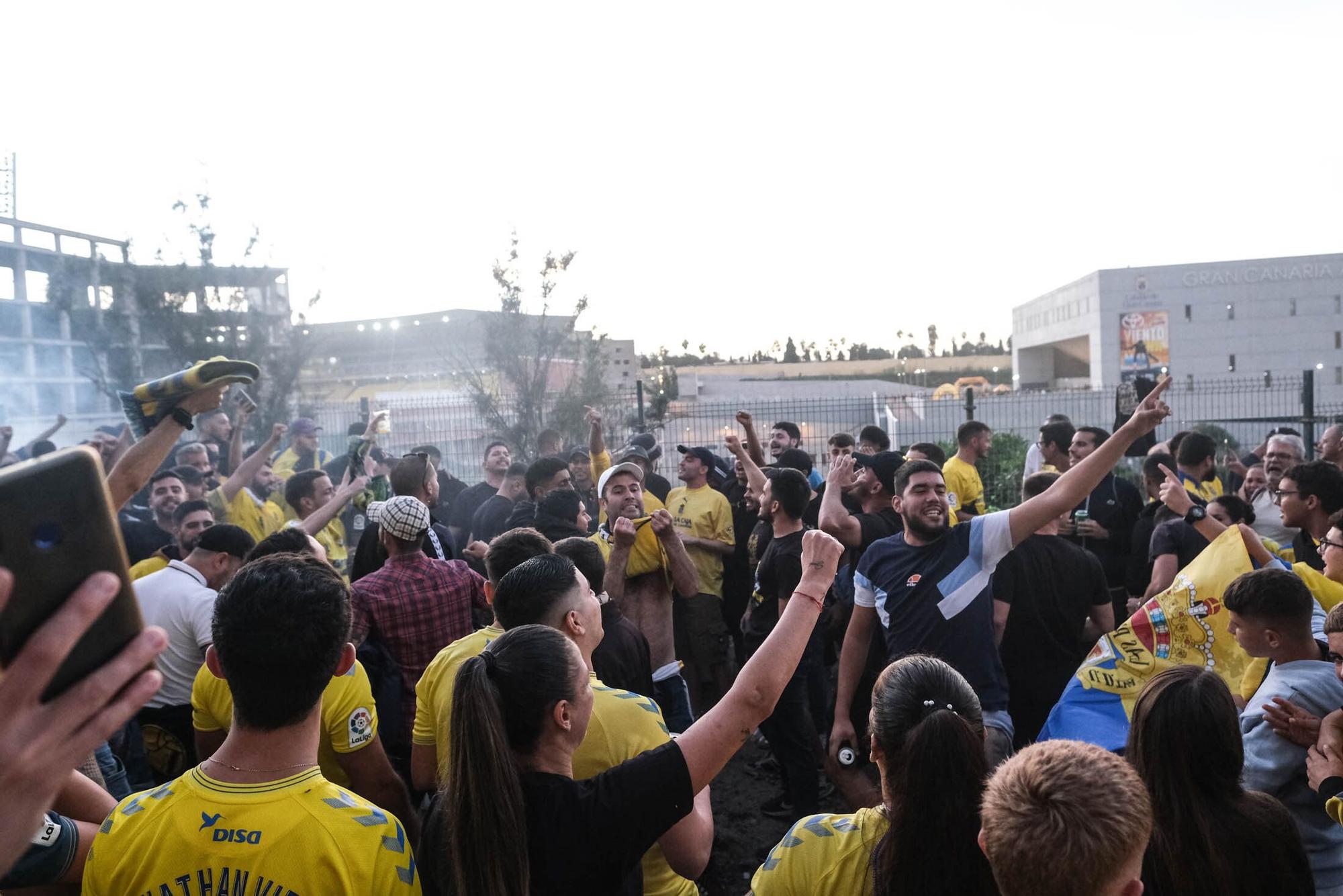 Los aficionados de la UD Las Palmas reciben la guagua con los jugadores antes del derbi