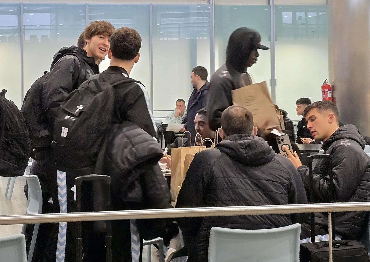 La expedición del Celta pone rumbo a Belgrado desde el aeropuerto de Vigo La expedición del Celta pone rumbo a Belgrado desde el aeropuerto de Vigo