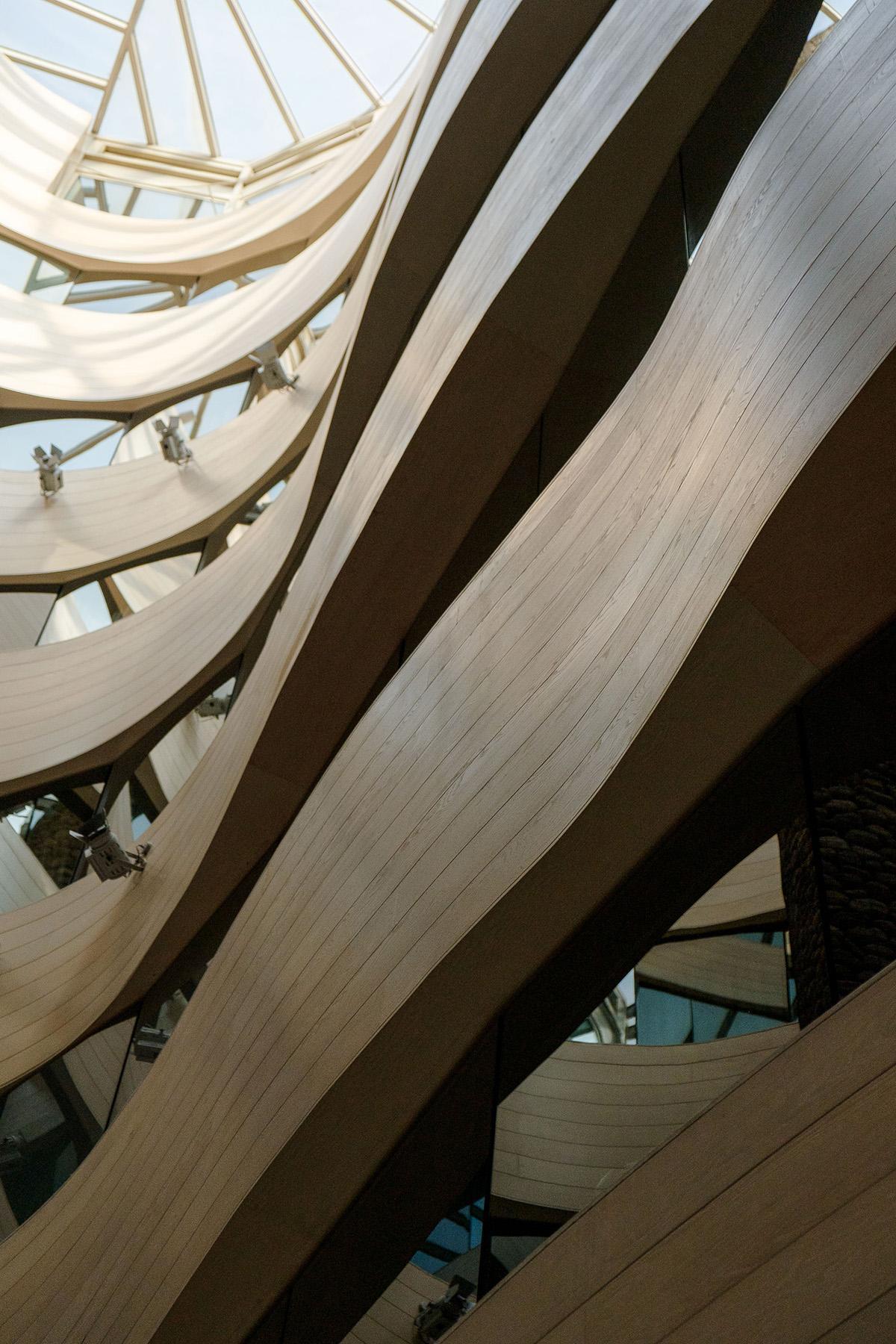 El interior de The Artist convierte la arquitectura en parte de la experiencia, con formas, volúmenes y juegos de luz que refuerzan su vínculo con el diseño y el arte.