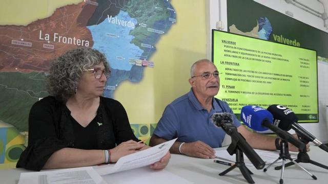 Asunción Amaro y Javier Armas durante la rueda de presa, ayer. |   GELMERT FINOL / EFE