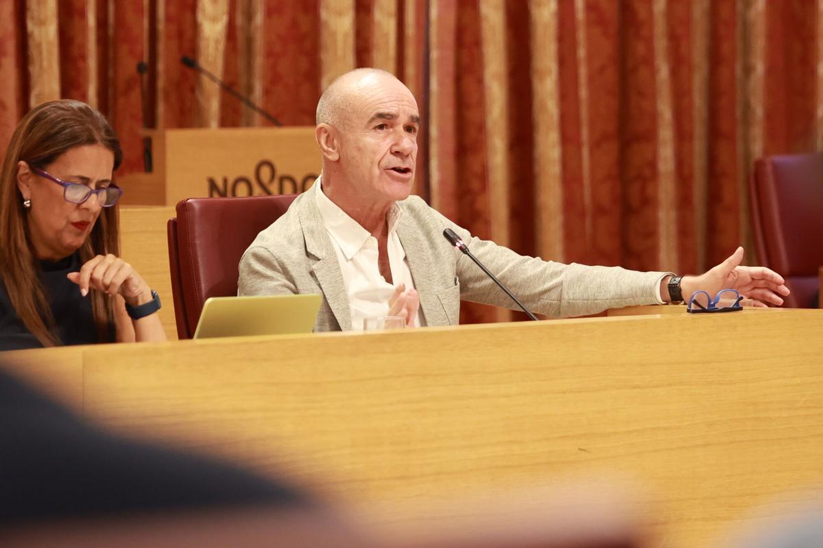 El portavoz del Grupo Municipal Socialista, Antonio Muñoz, interviene en el Pleno extraordinario para el debate sobre el estado de la ciudad del Ayuntamiento de Sevilla. A 30 de junio de 2026 en Sevilla (Andalucía, España). El alcalde de Sevilla, el popular José Luis Sanz, ha afrotado este martes, 30 de junio, su tercer debate sobre el estado de la ciudad. Un pleno extraordinario que llega algo más de tres semanas después del balance realizado por el primer edil en el monasterio de San Jerónimo, donde cifraba en un 80 por ciento la ejecución de su programa electoral en estos tres años de mandato. 30 JUNIO 2026 Rocío Ruz / Europa Press 30/06/2026. José Luis Sanz;Antonio Muñoz;Rocío Ruz;category_code_new;
