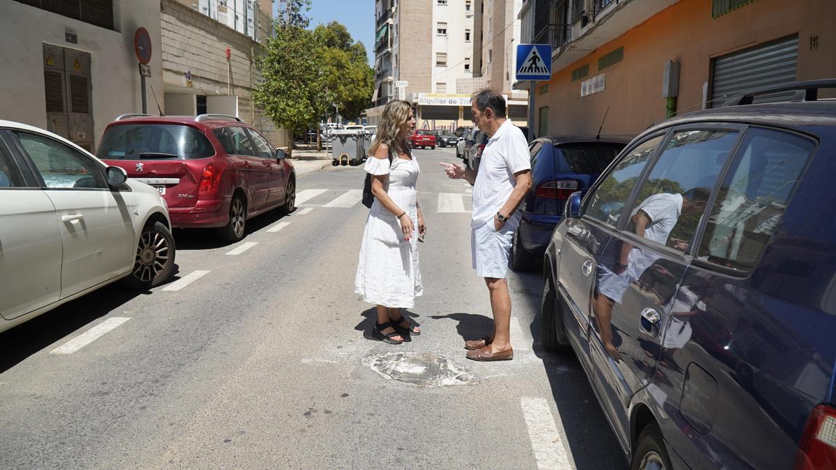 Dos vecinos al lado de uno de los socavones