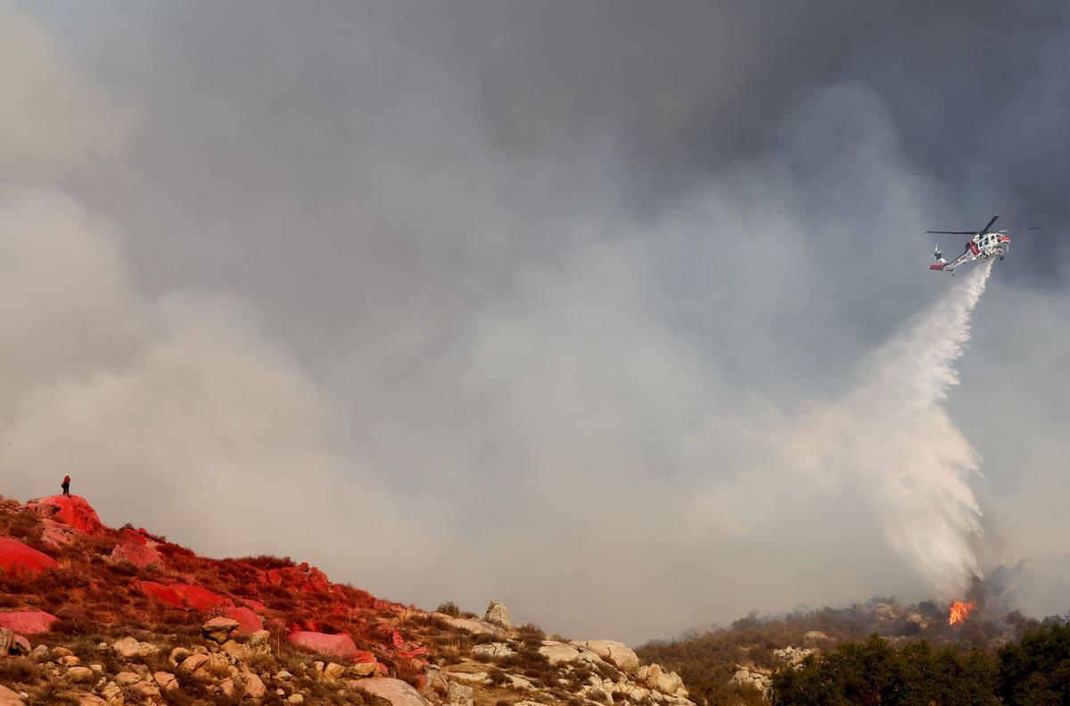 Lucha sin tregua contra el fuego en Hemet (California)