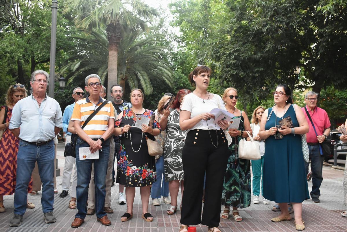 Galería | Decenas de personas rezan un rosario por la Cruz de los Caídos en Cáceres